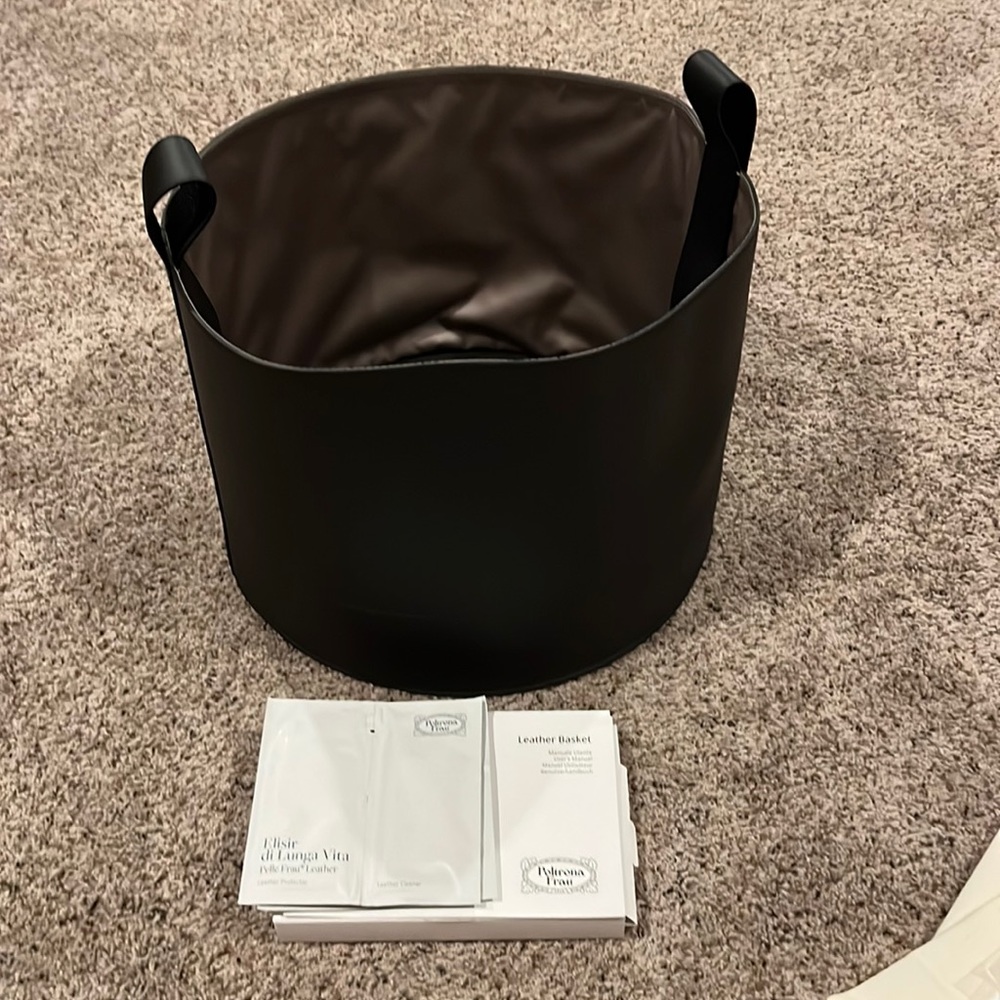 Poltrona Frau Black Leather Basket